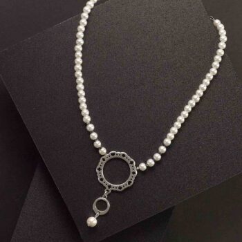 Necklace With Round Metal Motifs And Pearls