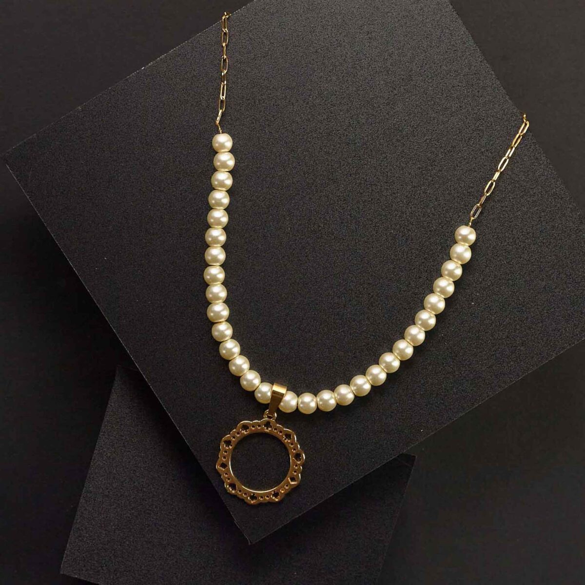 Necklace With White Pearls And Round Metallic Pattern In Gold
