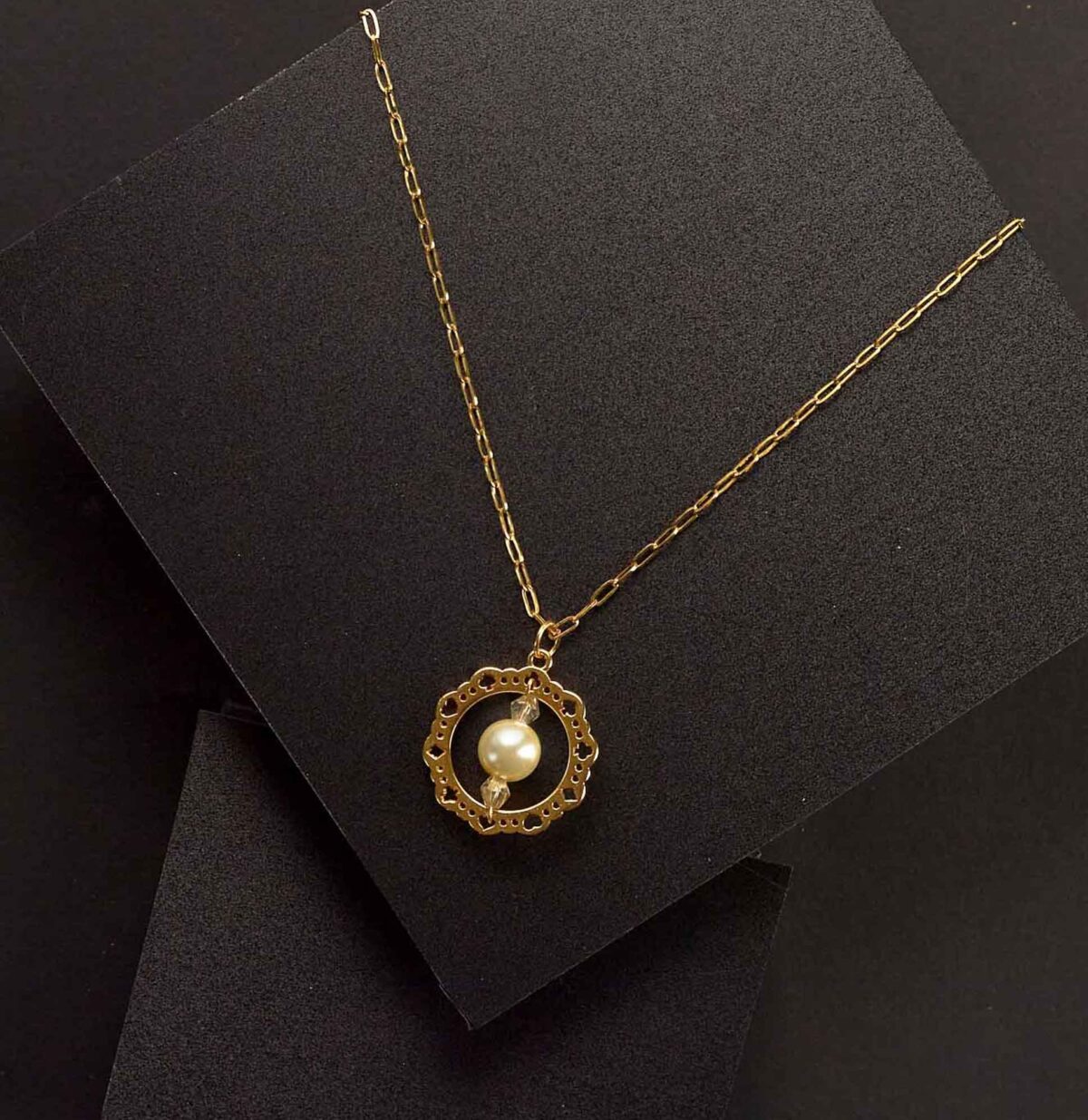 Necklace With Round Pattern And Gold and White Combination