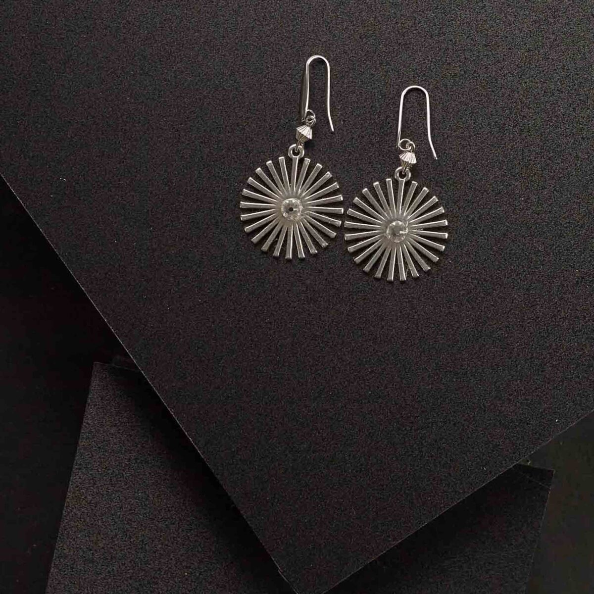 Earrings With Radial Pattern And White Crystal