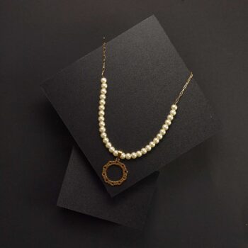 Necklace With White Pearls And Round Metallic Pattern In Gold