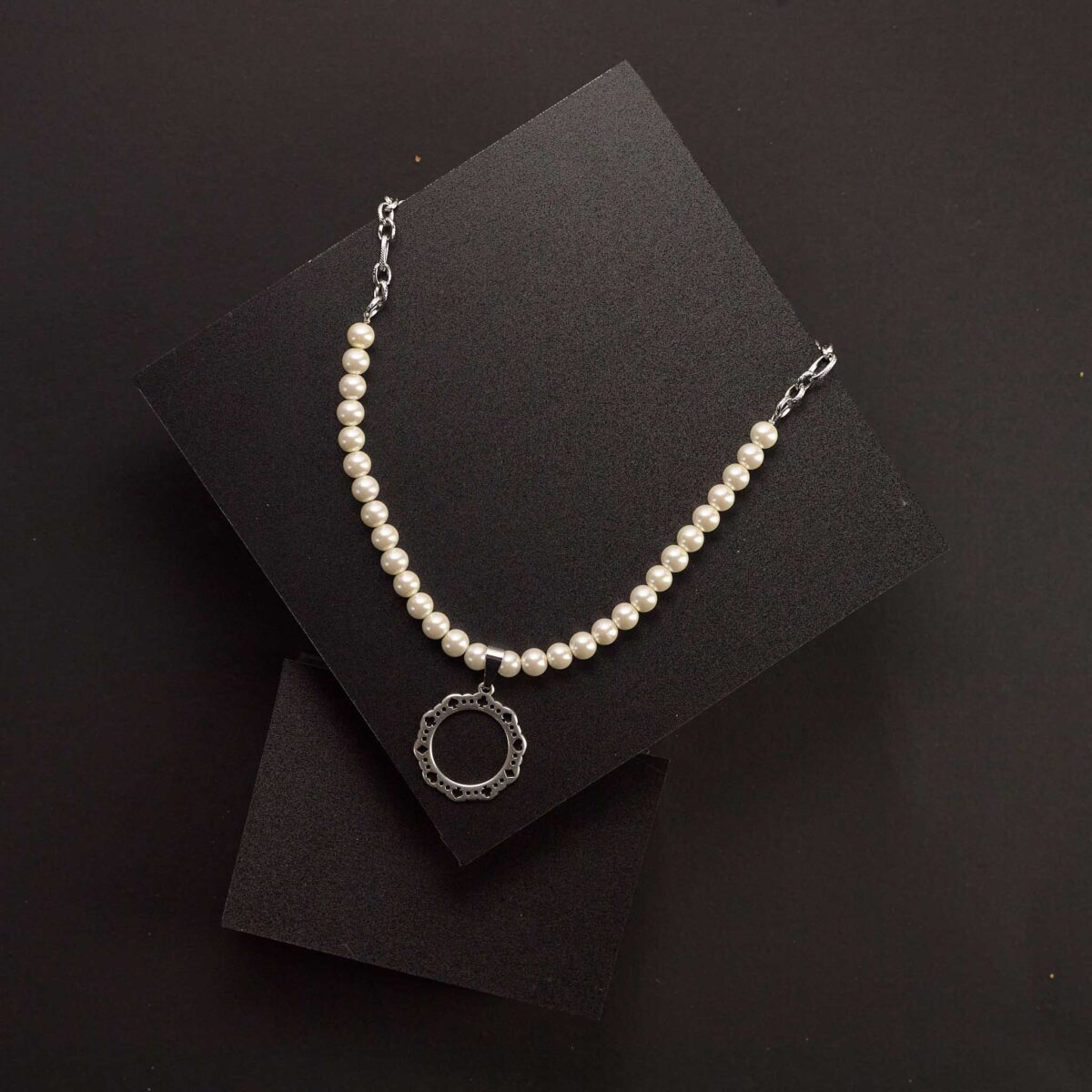 Necklace With White Pearls And Round Metallic Motif