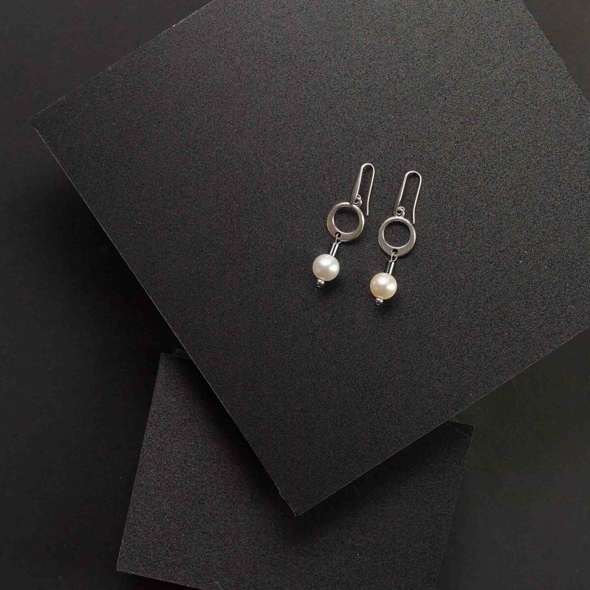 Silver Earrings With Pearl And Metallic Motif