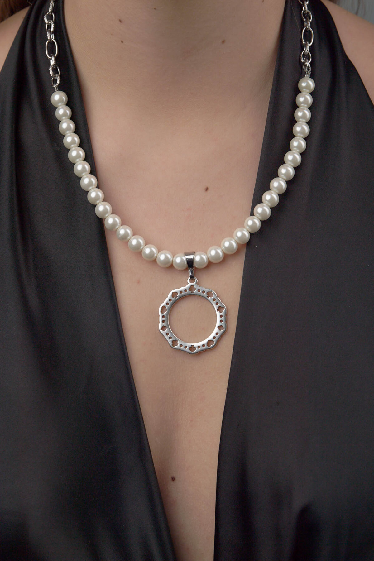Necklace With White Pearls And Round Metallic Motif