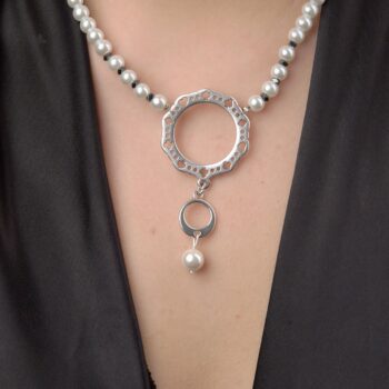 Necklace With Round Metal Motifs And Pearls
