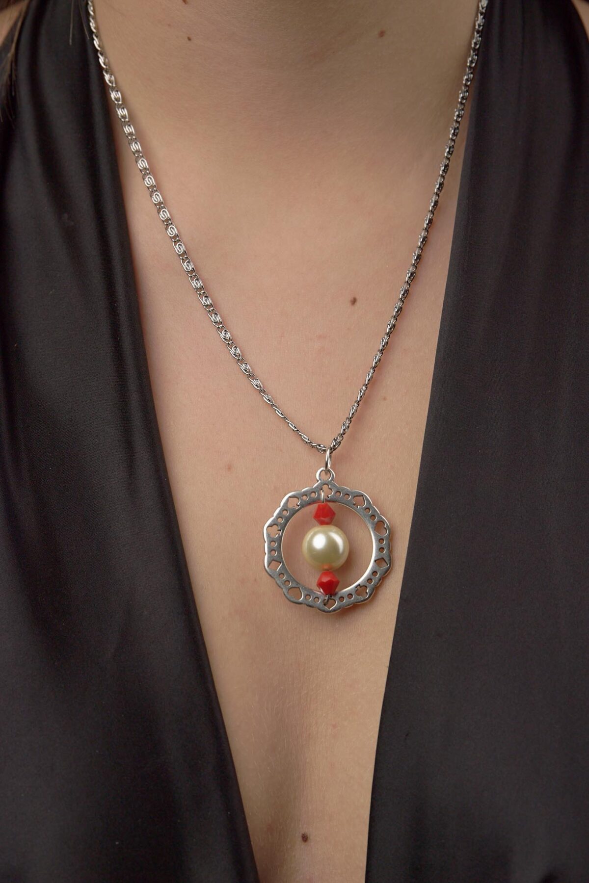 Necklace With Round Silver Plated Pattern With Pearl Combination