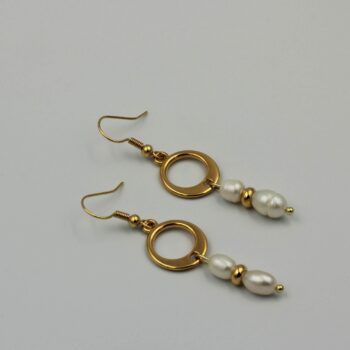 Round Earrings With Round Metallic Gold Motif And Natural Pearls