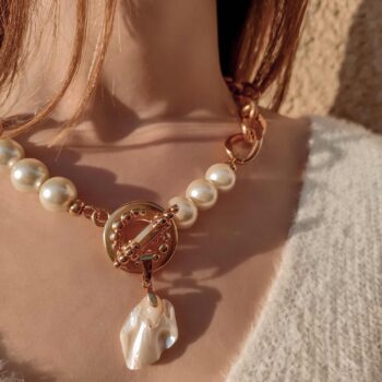 Women's Necklace with Gold Plated 24k Steel Chain, White Pearls and Natural Pearl