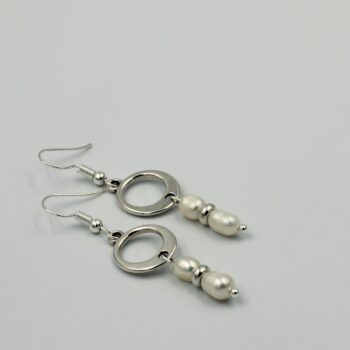 Round Earrings With Round Metallic Silver Motif And Natural Pearls